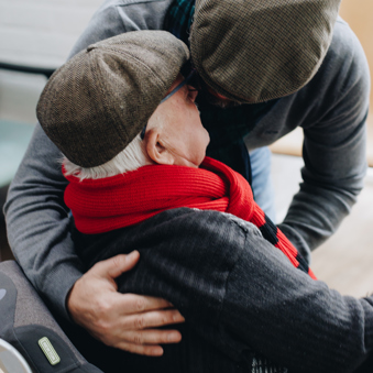 09 03 2023 Zorgpartners De Breeje Hendrick Bewoner Vader Zoon Rolstoel Omhelzing Staand