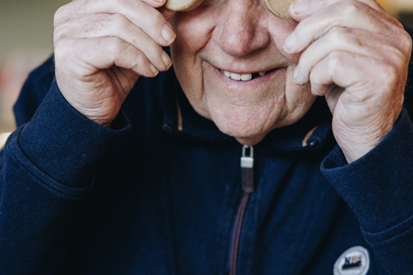 09 03 2023 Zorgpartners De Breeje Hendrick Bewoner Sjoelen Staand Sjoelstenen Lachen Sjoelstenen Ogen