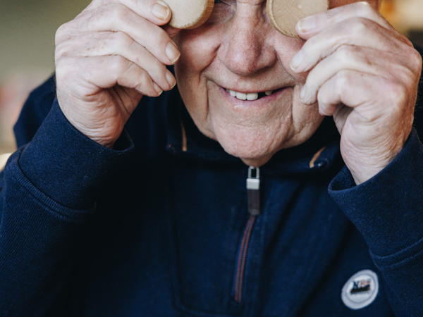 09 03 2023 Zorgpartners De Breeje Hendrick Bewoner Sjoelen Staand Sjoelstenen Lachen Sjoelstenen Ogen