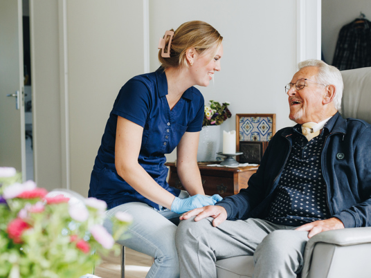 10 10 2024 Thuiszorg Medewerker Gesprek Lachen