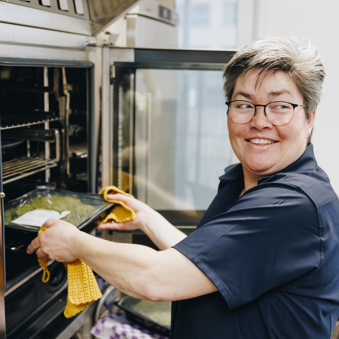 27 03 2023 De Rietkraag Souburgh Zorgpartners Medewerker Lachen Warmemaaltijd Oven Eten