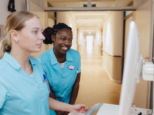 20 04 2023 Irishof Zorgpartners Zorg Medewerkers Lachen Closeup