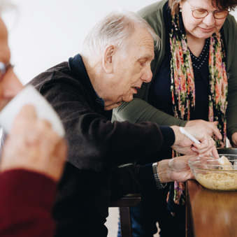 17 02 2023 Zorgpartner Slothoven Bewoners Bakken Kom Roeren Kom Deeg