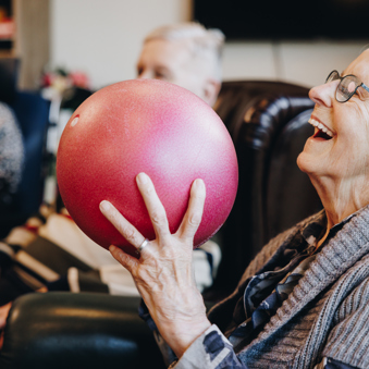 Ronssehof Bewoners Activiteit Medewerker Interactie Balspel Welzijn Bewegen Bal Vasthouden Lachen