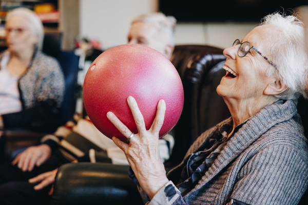 Ronssehof Bewoners Activiteit Medewerker Interactie Balspel Welzijn Bewegen Bal Vasthouden Lachen