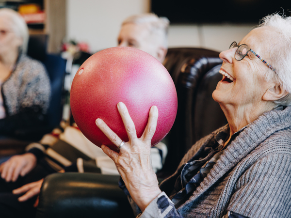 Ronssehof Bewoners Activiteit Medewerker Interactie Balspel Welzijn Bewegen Bal Vasthouden Lachen