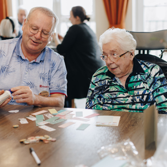 De Waterpoort Zorgpartners Bewoner Medewerker Welzijn Knutselen Papier Lijm Lachen