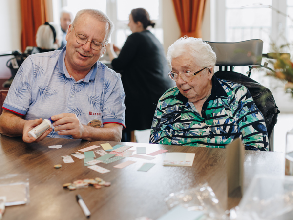 De Waterpoort Zorgpartners Bewoner Medewerker Welzijn Knutselen Papier Lijm Lachen
