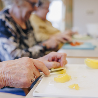 20 04 2023 Irishof Zorgpartners Closeup Liggend Koken Bewoners Activiteit