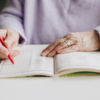 06 04 2023 ZPMH Julianastaete Puzzelboek Closeup Bewoner Spelletje