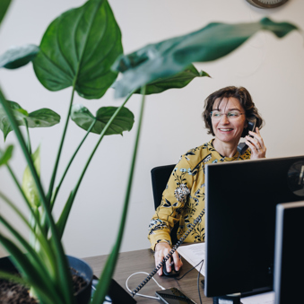 09 02 2023 Zorgpartners De Reehorst Medewerker Collega Bellen Computer Kantoor