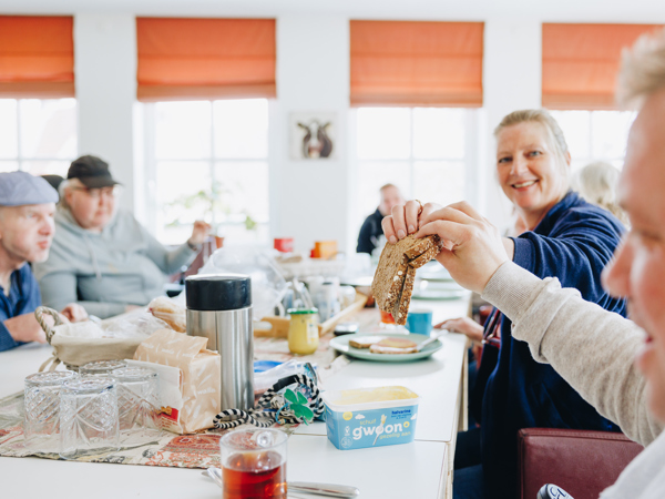 17 04 2023 Buurtpunt Karnemelksloot Medewerker Bewoner Eten Interactie