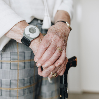 17 04 2023 Zorgpartners Thuiszorg Cliënt Wandelstok Polsband Armen Verticaal