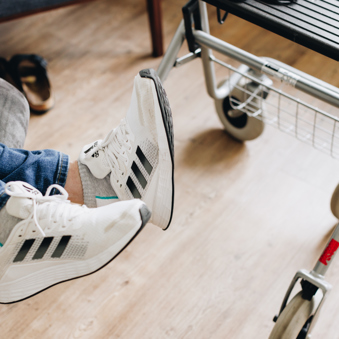 18 04 2023 Zorgpartners De Hanepraij Closeup Rollator Schoenen Details