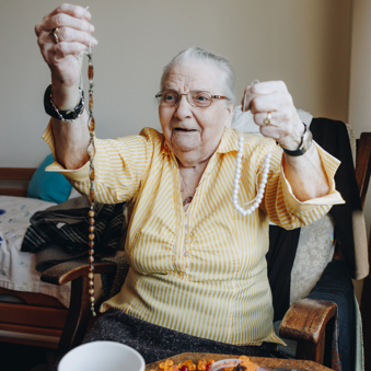 03 04 2023 Gouwestein Zorgpartners Bewoner Drineken Kralen Sieraden Kamer Creatief