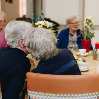 10 02 2023 Zorgpartners Savelberg Bewoner Familie Plant Tafel Fluisteren Oor