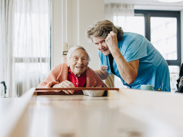 09 02 2023 Zorgpartners De Reehorst Collega Medewerker Helpen Juichen Bewoner Sjoelen Dirkje Lachen