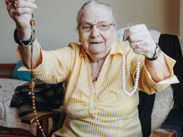 03 04 2023 Gouwestein Zorgpartners Bewoner Lachen Kralen Sieraden Bed Tafel Drinken