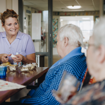 23 03 2023 De Vijverhof En De Meent Medewerker Bewoner Tafel Eten Keuken