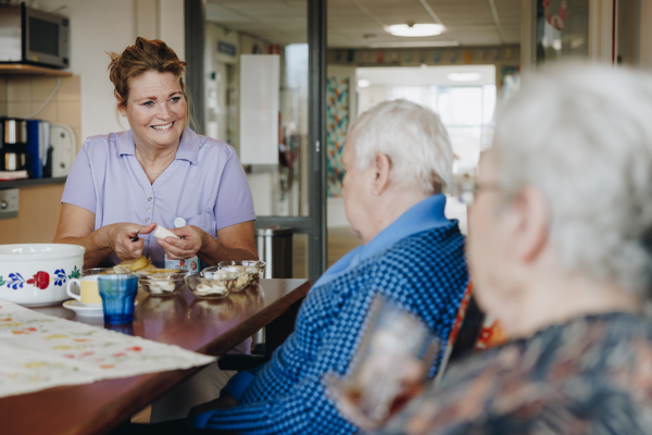 23 03 2023 De Vijverhof En De Meent Medewerker Bewoner Tafel Eten Keuken