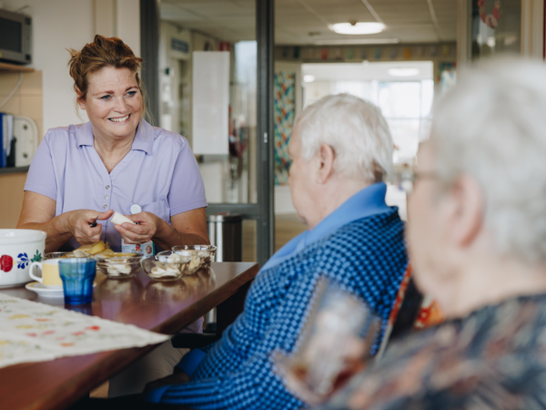 23 03 2023 De Vijverhof En De Meent Medewerker Bewoner Tafel Eten Keuken