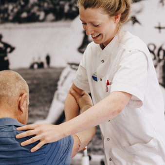 Ronssehof Revalidatie Revalidant Oefeningen Behandelaar Lachen Verticaal