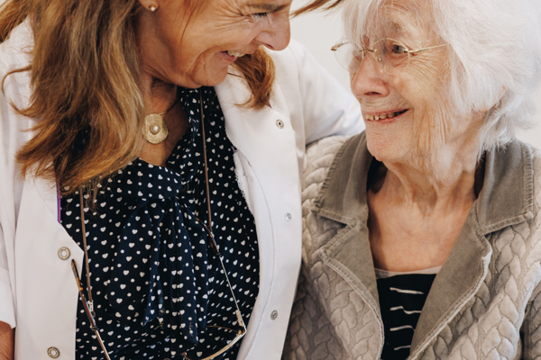 11 04 2023 ZPMH Prinsenhof Medewerker Bewoner Interactie Lachen Samen