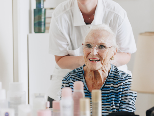 24082023 Zorgpartners Thuiszorg Spiegel Haar Medewerker Cliënt Lachen Allebei