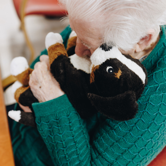 27 03 2023 De Rietkraag Souburgh Zorgpartners Bewoner Knuffel Tafel Stoel