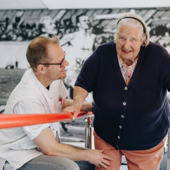 Ronssehof Revalidatei Revalidant Behandelaar Oefenen Lopen Brug