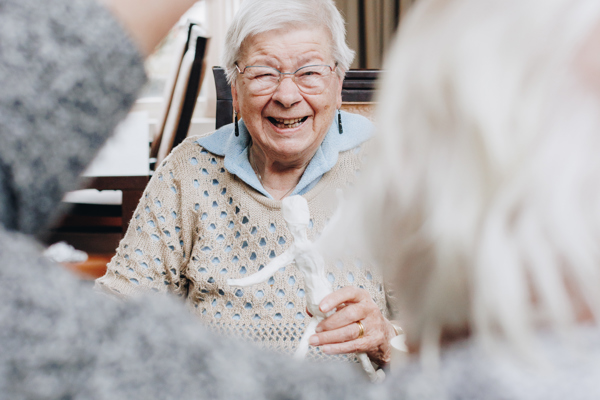 09 03 2023 Zorgpartners De Breeje Hendrick Bewoner Handen Welzijn Handwerken Activiteit Close Up Staand Lachen