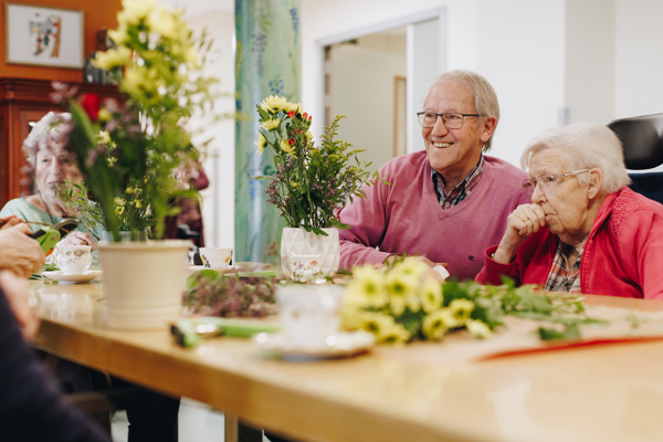 10 02 2023 Zorgpartners Savelberg Bewoners Familie Echtpaar Bloemen Tafel Onscherp