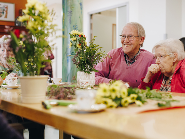 10 02 2023 Zorgpartners Savelberg Bewoners Familie Echtpaar Bloemen Tafel Onscherp
