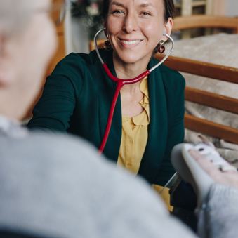 23 03 2023 De Vijverhof En De Meent Medewerker Stetoscoop Bed Zorg