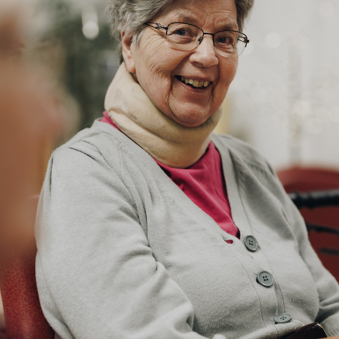 27 03 2023 De Rietkraag Souburgh Zorgpartners Bewoner Closeup Lachen Tafel