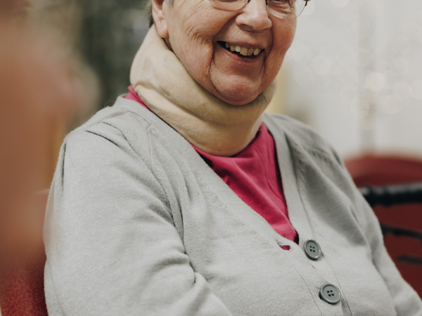 27 03 2023 De Rietkraag Souburgh Zorgpartners Bewoner Closeup Lachen Tafel