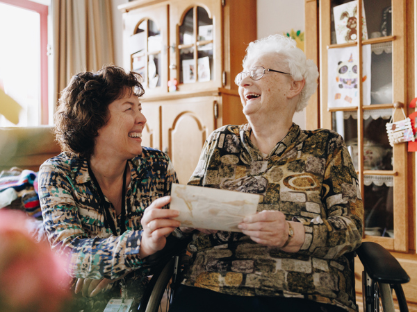 17 02 2023 Zorgpartner Slothoven Bewoner Rolstoel Foto Medewerker