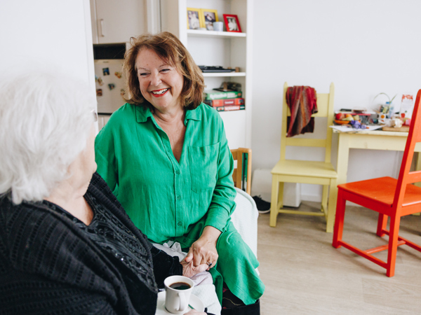 09 03 2023 Zorgpartners De Breeje Hendrick Bewoner Medewerker Lachen Kamer Koffie Zitten Bed Close Up