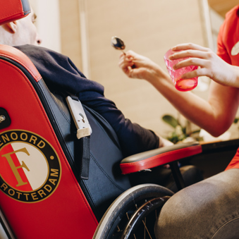 09 03 2023 Zorgpartners De Breeje Hendrick Bewoner Rolstoel Feyenoord Medewerker