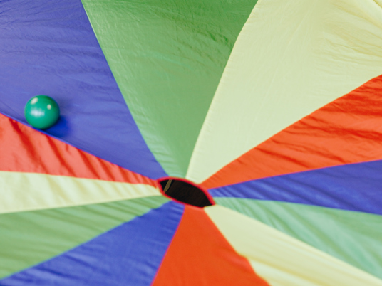 Ronssehof Welzijn Activiteit Bewoner Spel Doek Bal Stagiair Jongere Bewegen Verticaal