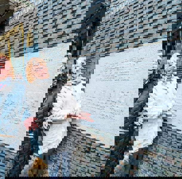 Zp19nov25 Onthulling Steen