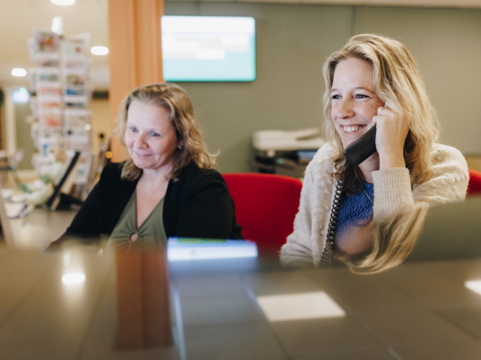 23 03 2023 De Vijverhof En De Meent Closeup Balie Receptie Bellen