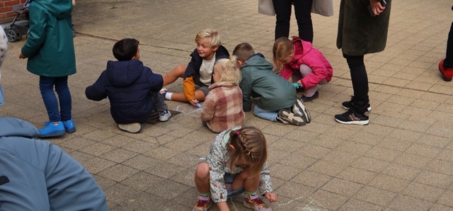Zwaaisteen Ronssehof Onthulling Kinderen Krijten