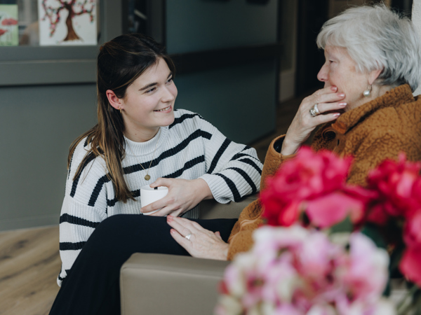 23 03 2023 De Vijverhof En De Meent Praten Stoel Bloemen