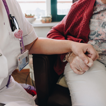 03 04 2023 Gouwestein Zorgpartners Handen Vasthouden Pasje Medewerker Bewoner Samen Stoel