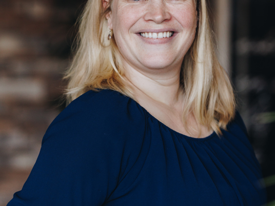 11 04 2023 ZPMH Prinsenhof Medewerker Profielfoto Staand Lachen