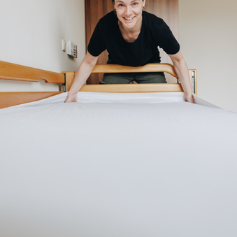 11 04 2023 ZPMH Prinsenhof Medewerker Lachen Bed Opmaken Staand Vrouw