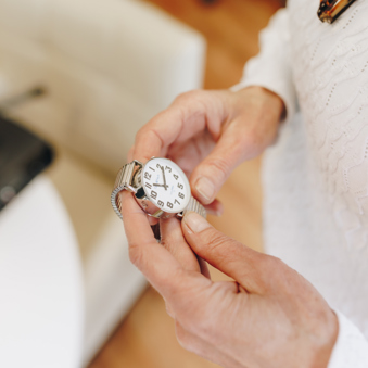 20 04 2023 Irishof Zorgpartners Closeup Detail Bewoner Horloge