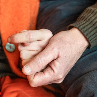 24 02 2023 Zorgpartners Prinsenhof Dementie Dzep Echtpaar Hand Vasthouden Closeup