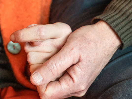 24 02 2023 Zorgpartners Prinsenhof Dementie Dzep Echtpaar Hand Vasthouden Closeup